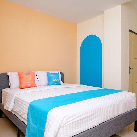 Sans Hotel Mataram Malioboro Джокьякарта Экстерьер фото