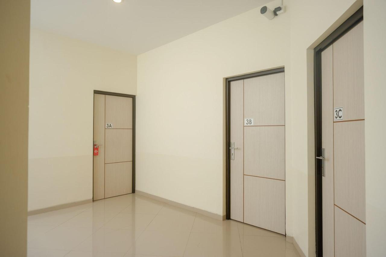 Sans Hotel Mataram Malioboro Джокьякарта Экстерьер фото