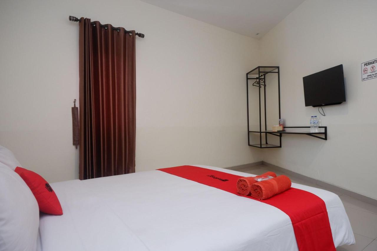 Sans Hotel Mataram Malioboro Джокьякарта Экстерьер фото