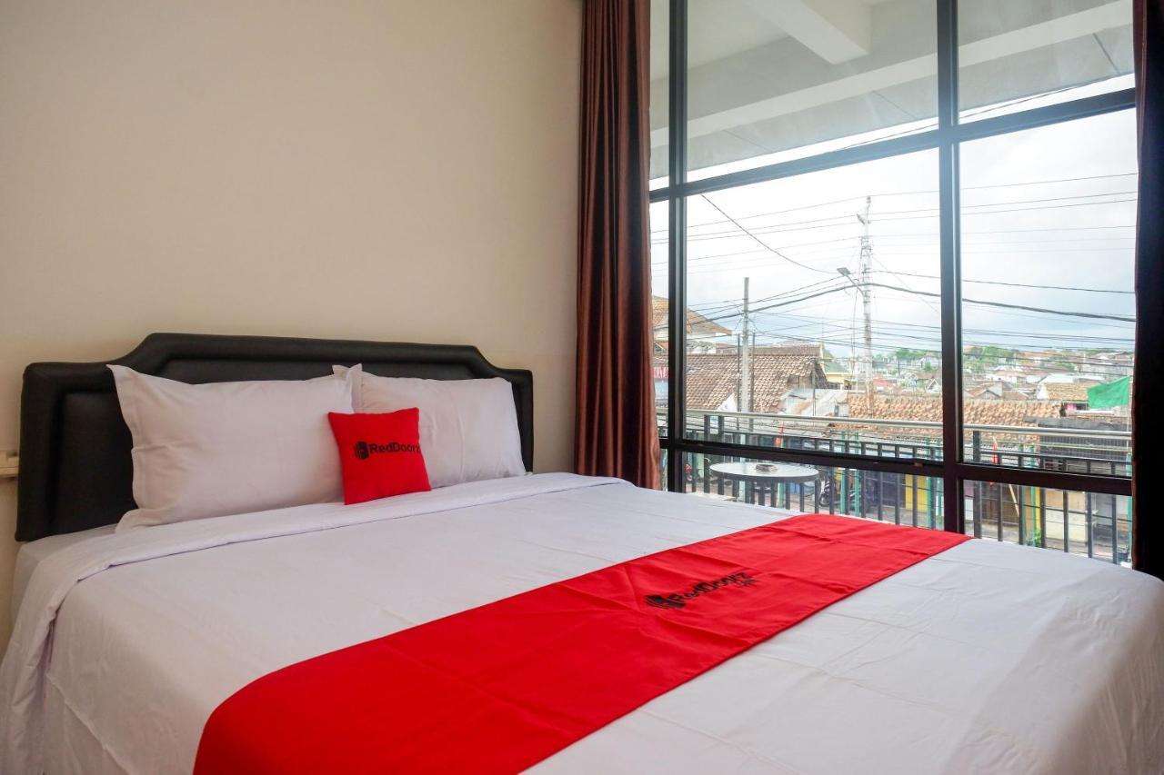 Sans Hotel Mataram Malioboro Джокьякарта Экстерьер фото