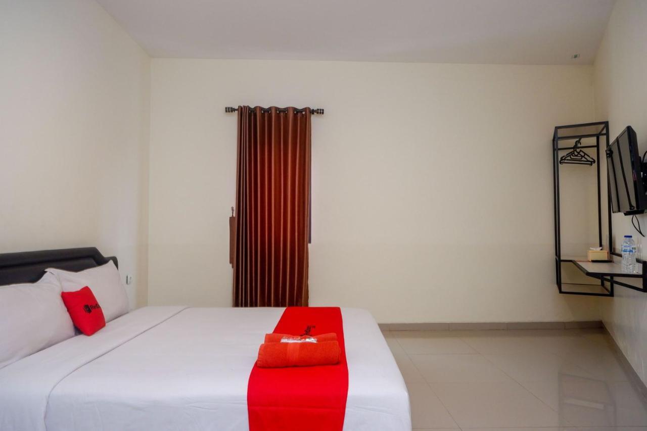 Sans Hotel Mataram Malioboro Джокьякарта Экстерьер фото