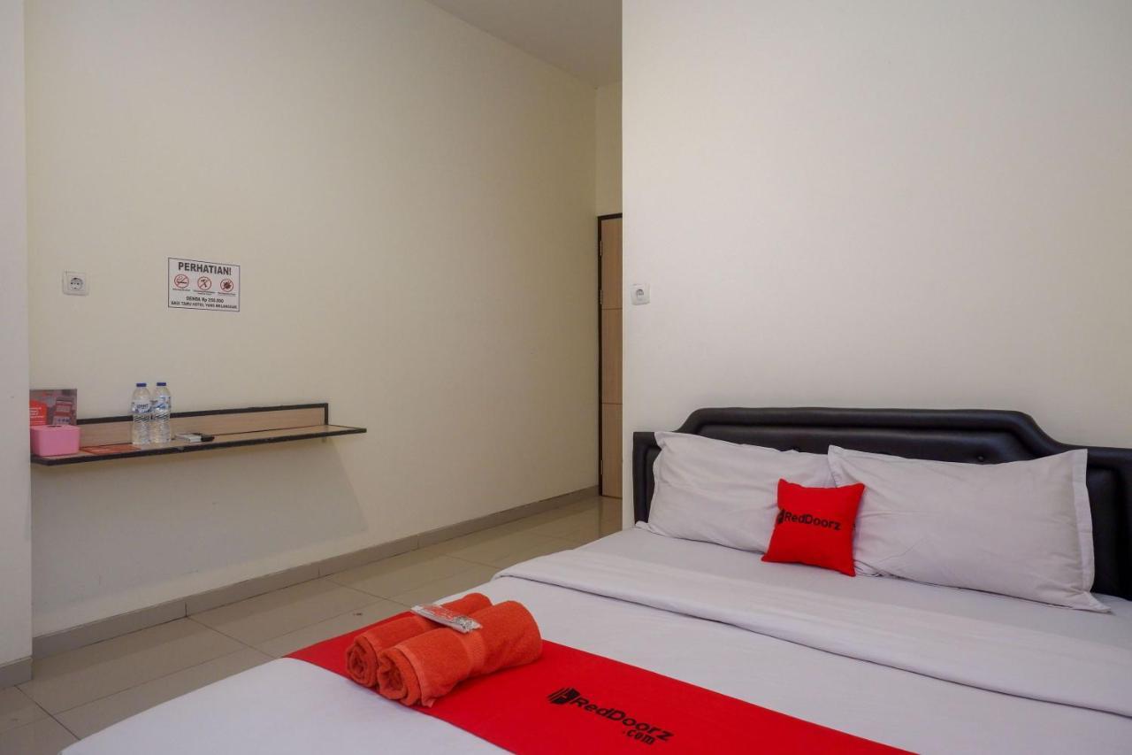 Sans Hotel Mataram Malioboro Джокьякарта Экстерьер фото