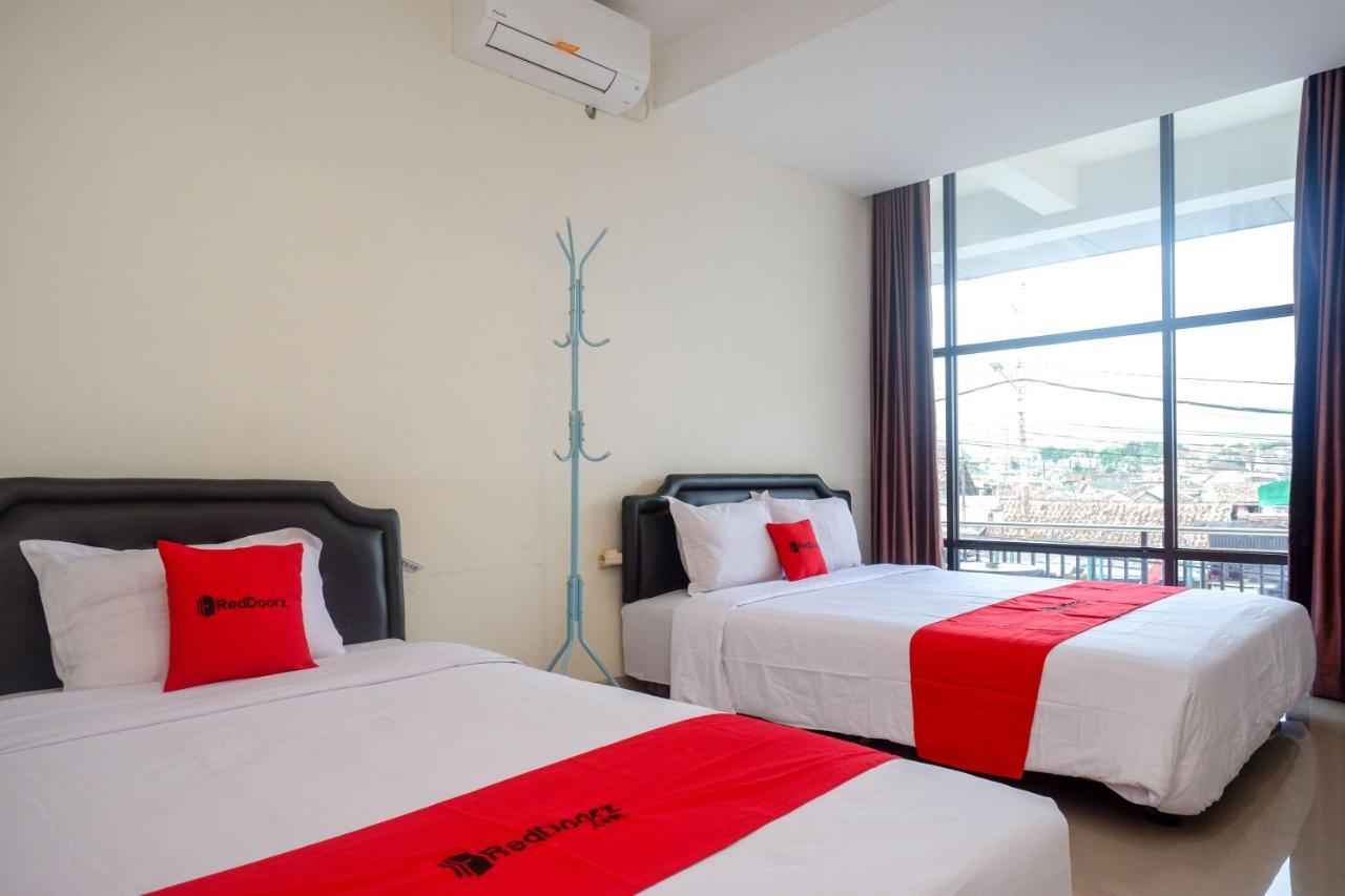 Sans Hotel Mataram Malioboro Джокьякарта Экстерьер фото