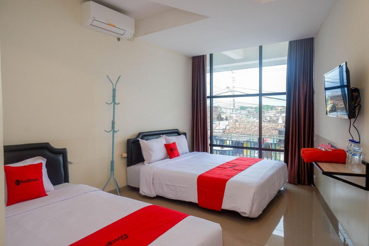 Sans Hotel Mataram Malioboro Джокьякарта Экстерьер фото