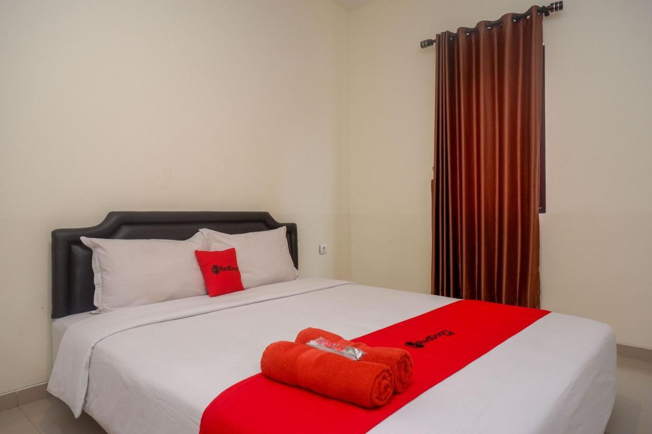 Sans Hotel Mataram Malioboro Джокьякарта Экстерьер фото
