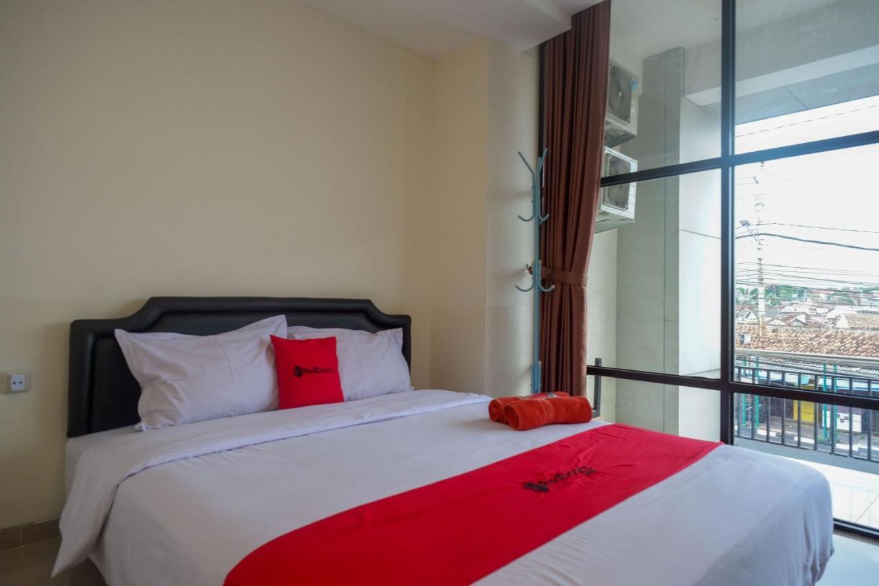 Sans Hotel Mataram Malioboro Джокьякарта Экстерьер фото
