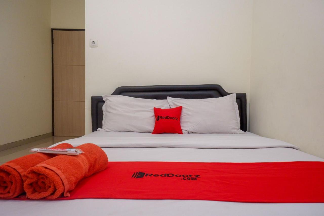 Sans Hotel Mataram Malioboro Джокьякарта Экстерьер фото
