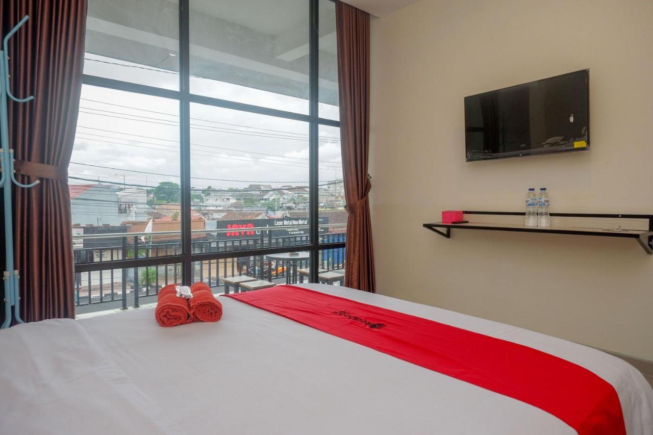 Sans Hotel Mataram Malioboro Джокьякарта Экстерьер фото