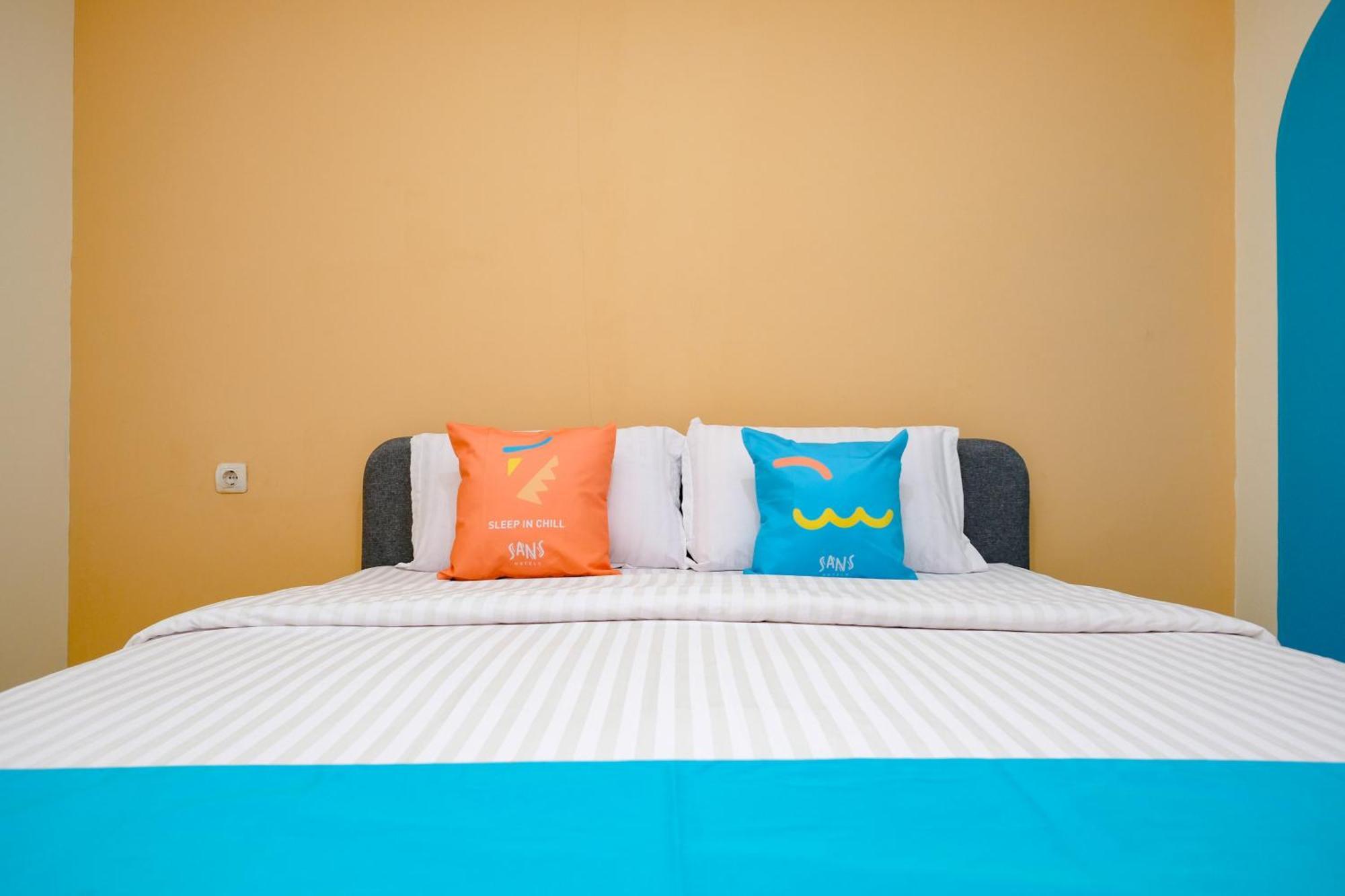 Sans Hotel Mataram Malioboro Джокьякарта Экстерьер фото