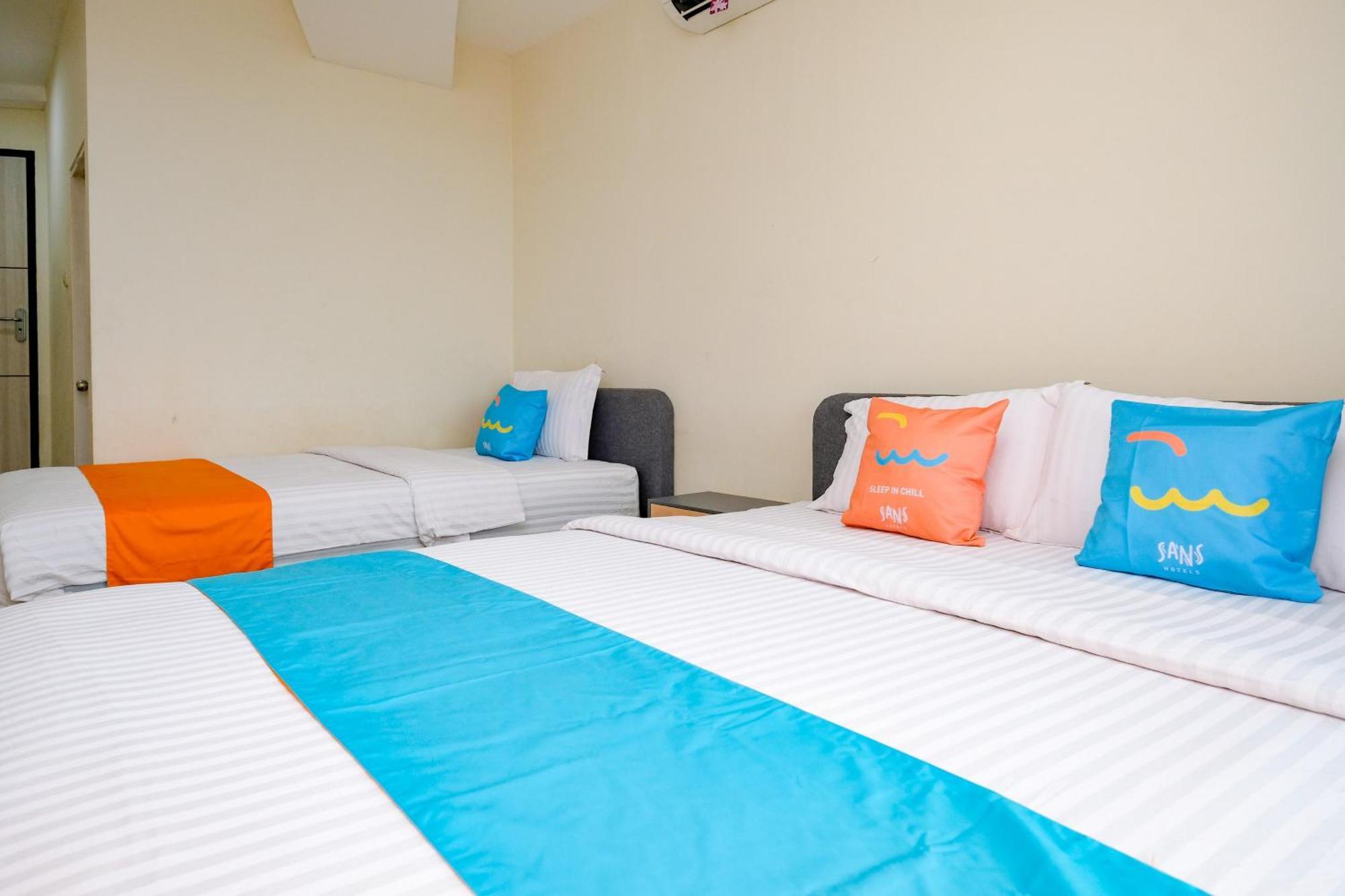 Sans Hotel Mataram Malioboro Джокьякарта Экстерьер фото
