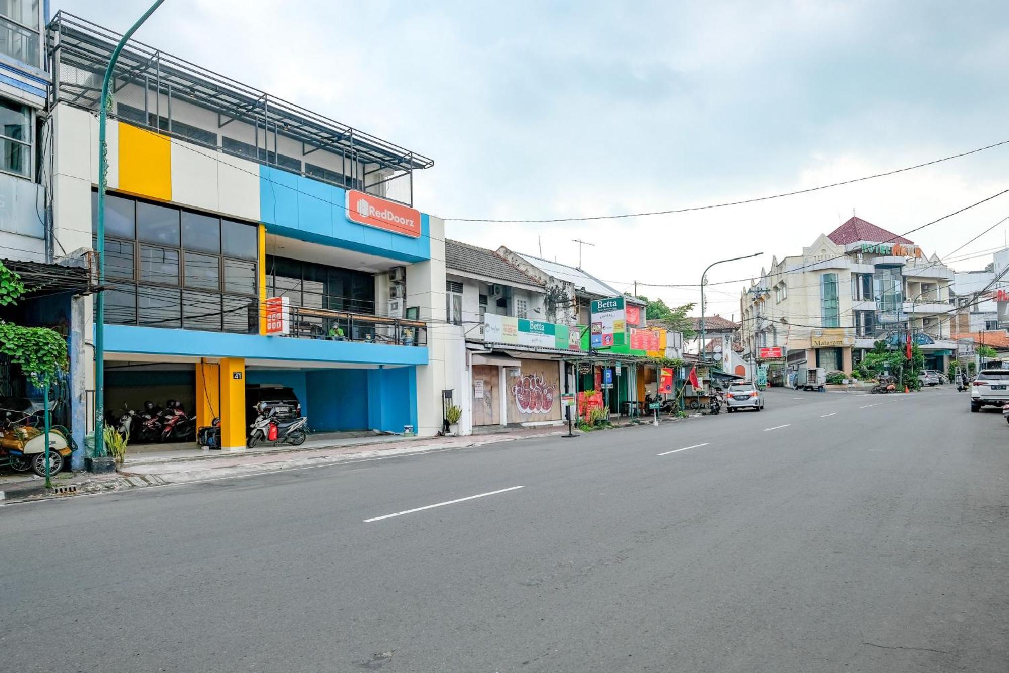 Sans Hotel Mataram Malioboro Джокьякарта Экстерьер фото