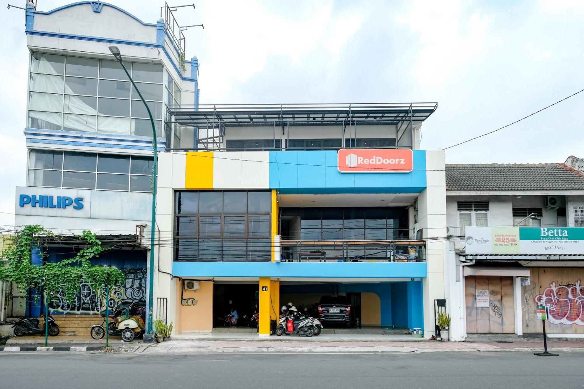 Sans Hotel Mataram Malioboro Джокьякарта Экстерьер фото