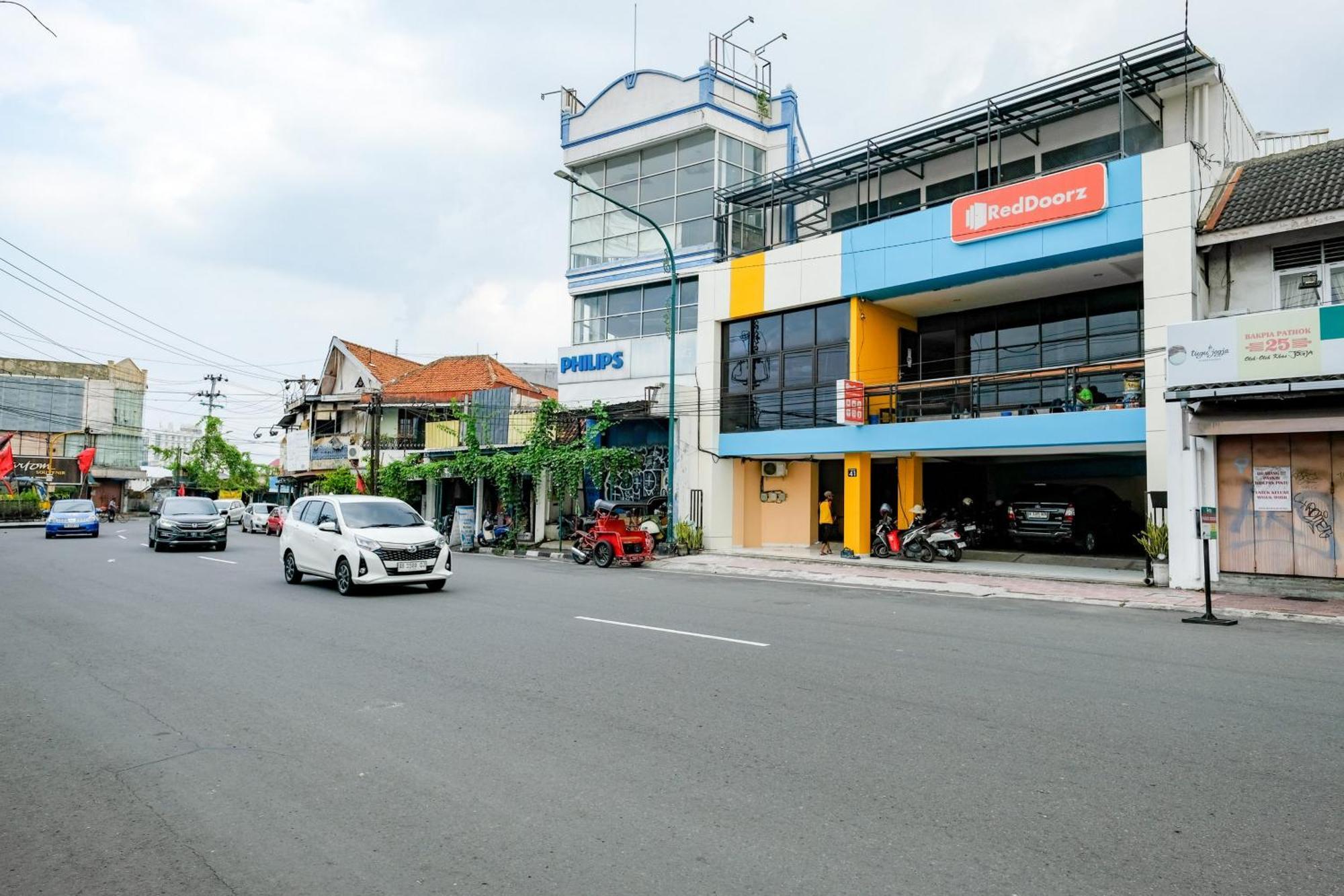 Sans Hotel Mataram Malioboro Джокьякарта Экстерьер фото
